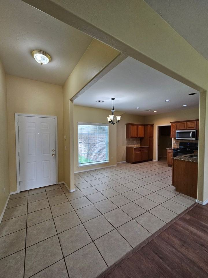 908 N Janeway Ave - Photo 2 of 14