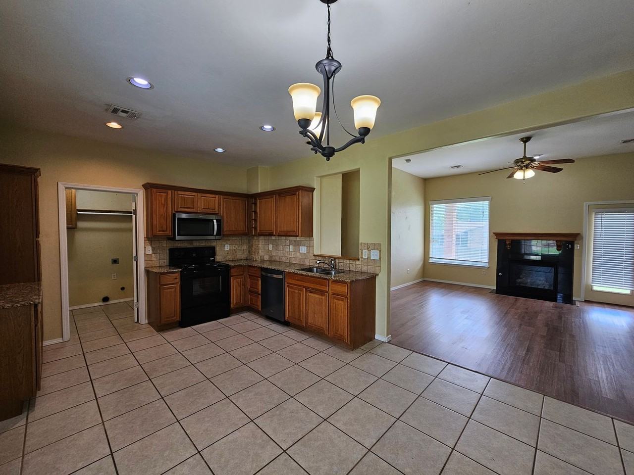 908 N Janeway Ave - Photo 4 of 14
