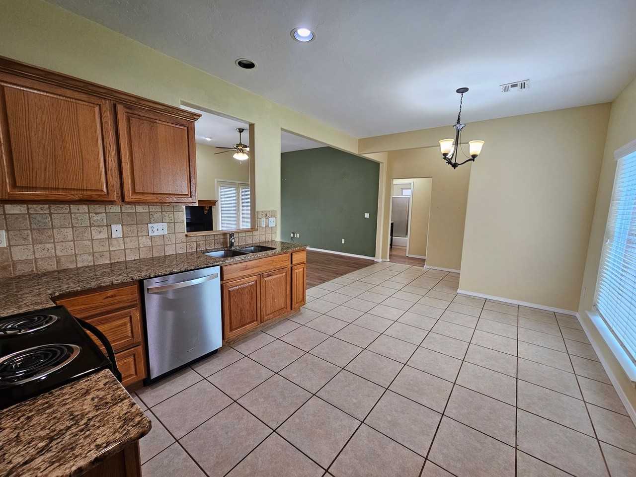 908 N Janeway Ave - Photo 5 of 14