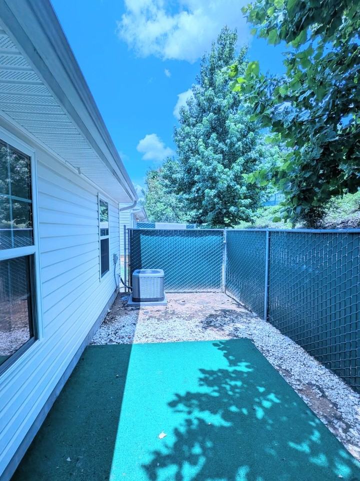 526 Edgecliff Ln - Photo 2 of 18