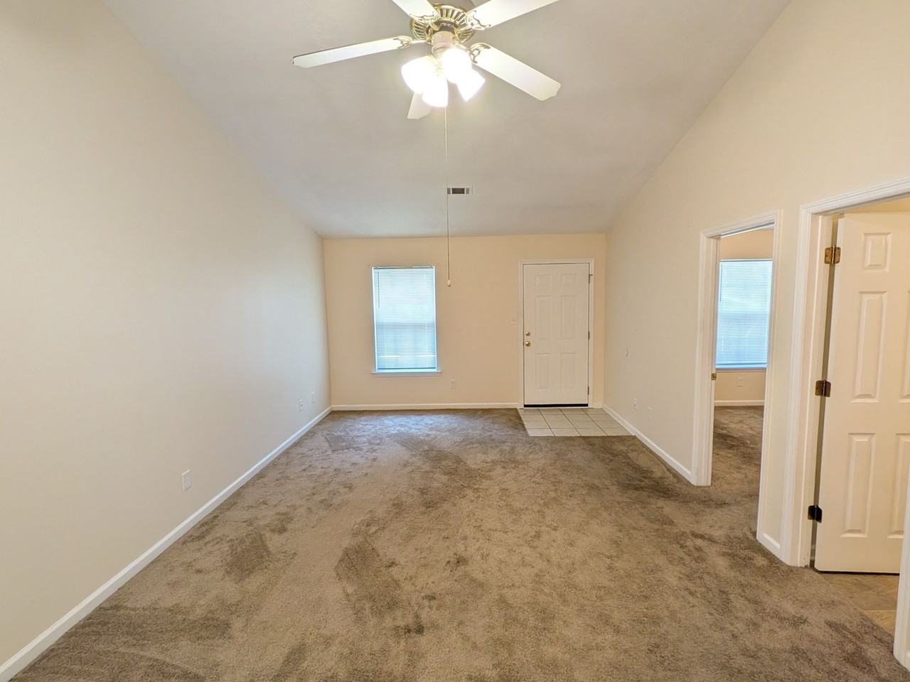526 Edgecliff Ln - Photo 3 of 18