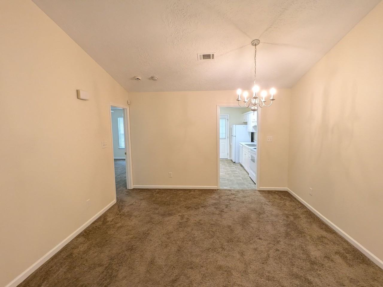 526 Edgecliff Ln - Photo 4 of 18