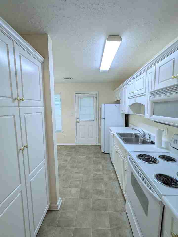 526 Edgecliff Ln - Photo 6 of 18