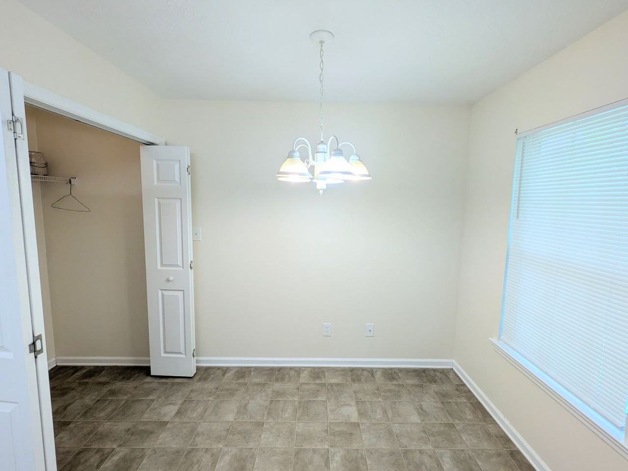 526 Edgecliff Ln - Photo 7 of 18