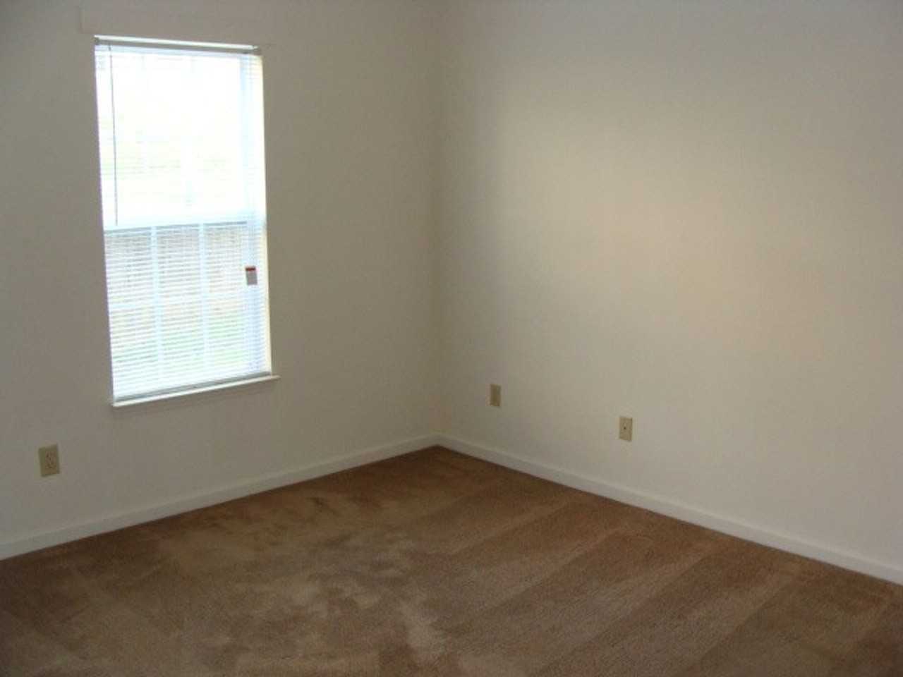 Hampton Meadows Apartments - Photo 2 of 4