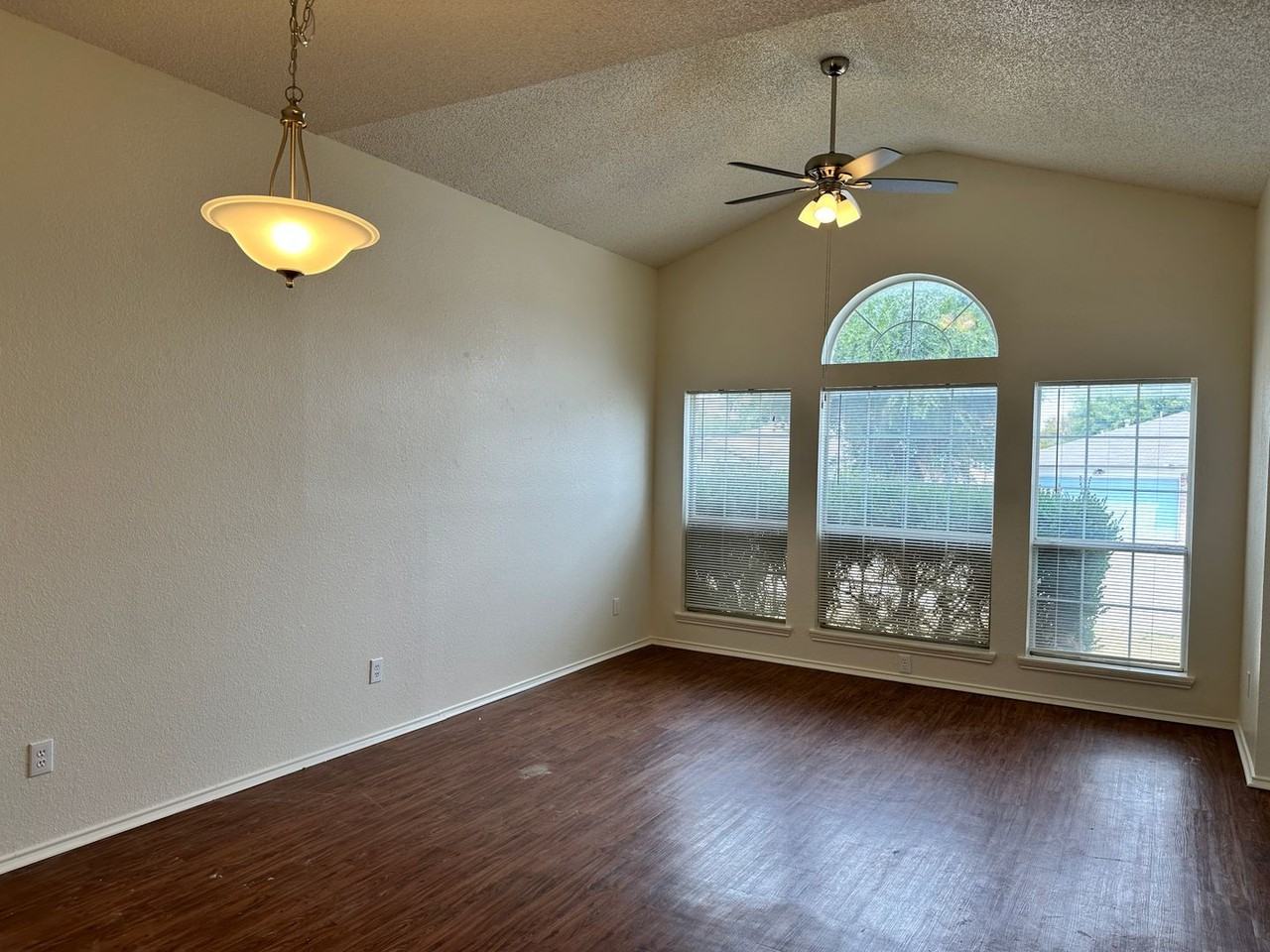 4024 Periwinkle Dr - Photo 4 of 30