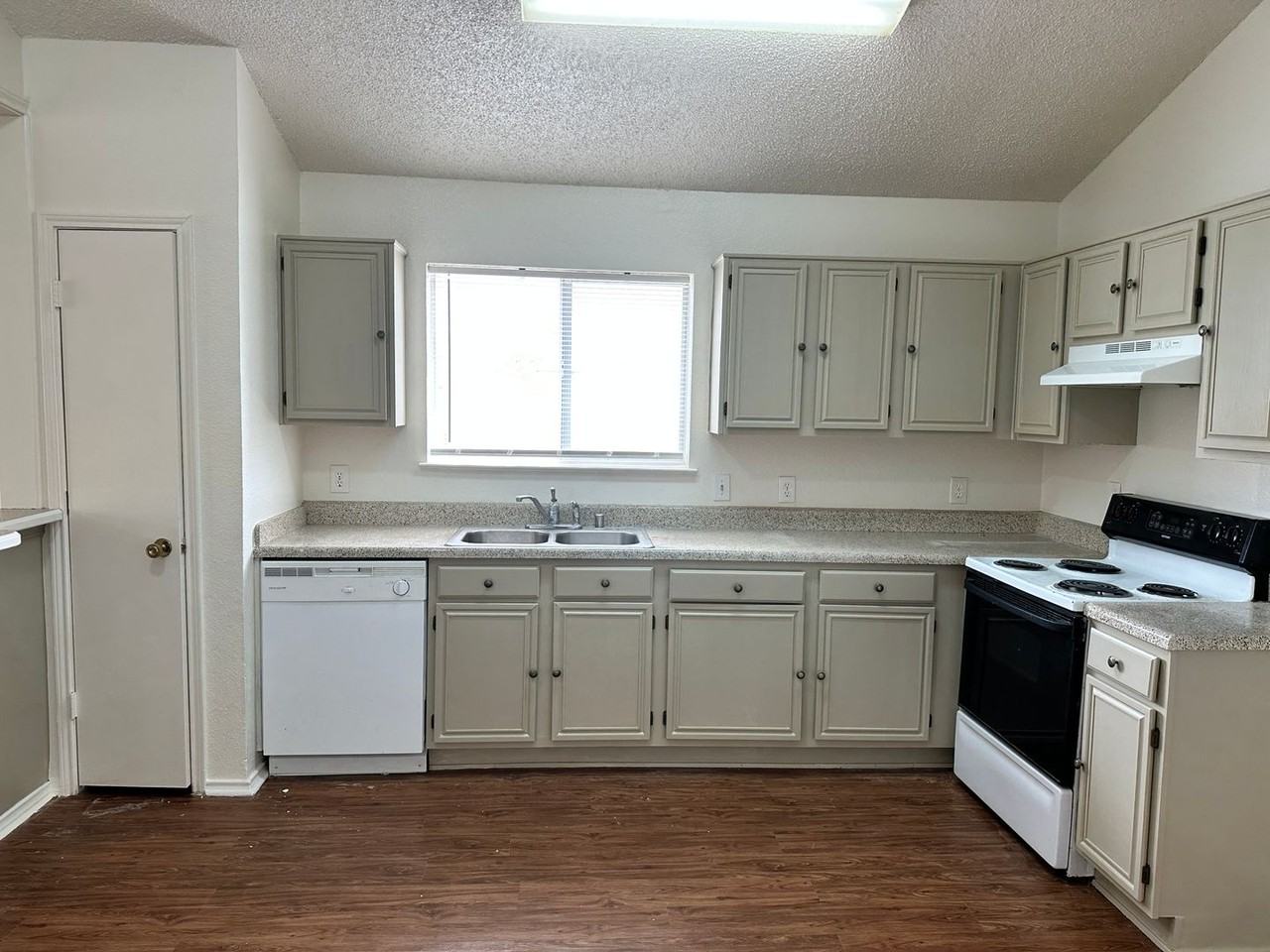 4024 Periwinkle Dr - Photo 6 of 30