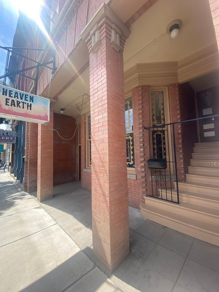 105 1/2 S Main Ave
