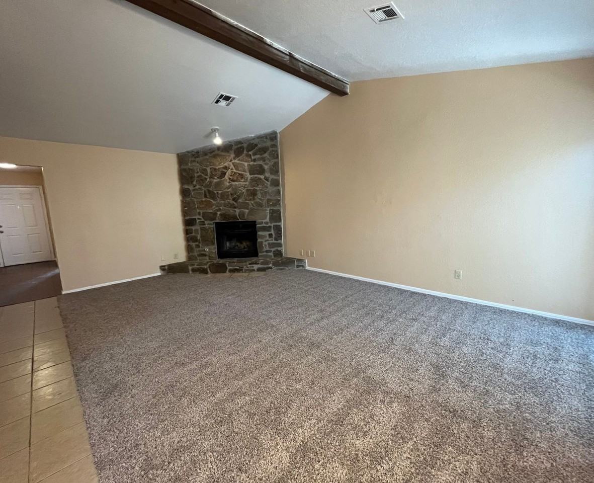 1402 W Lansing St - Photo 3 of 24