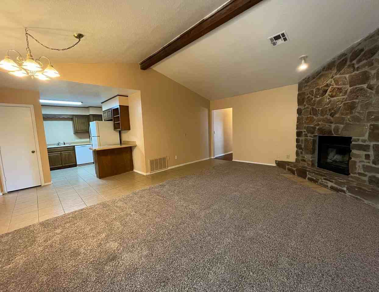 1402 W Lansing St - Photo 4 of 24