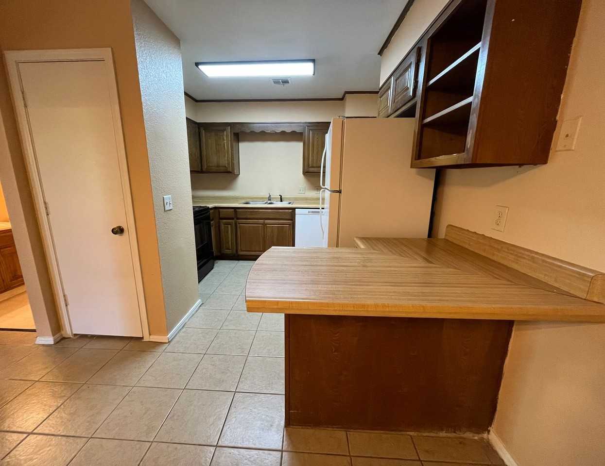 1402 W Lansing St - Photo 5 of 24