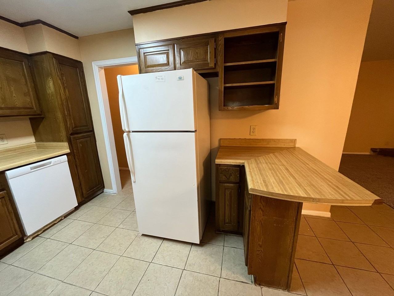 1402 W Lansing St - Photo 6 of 24