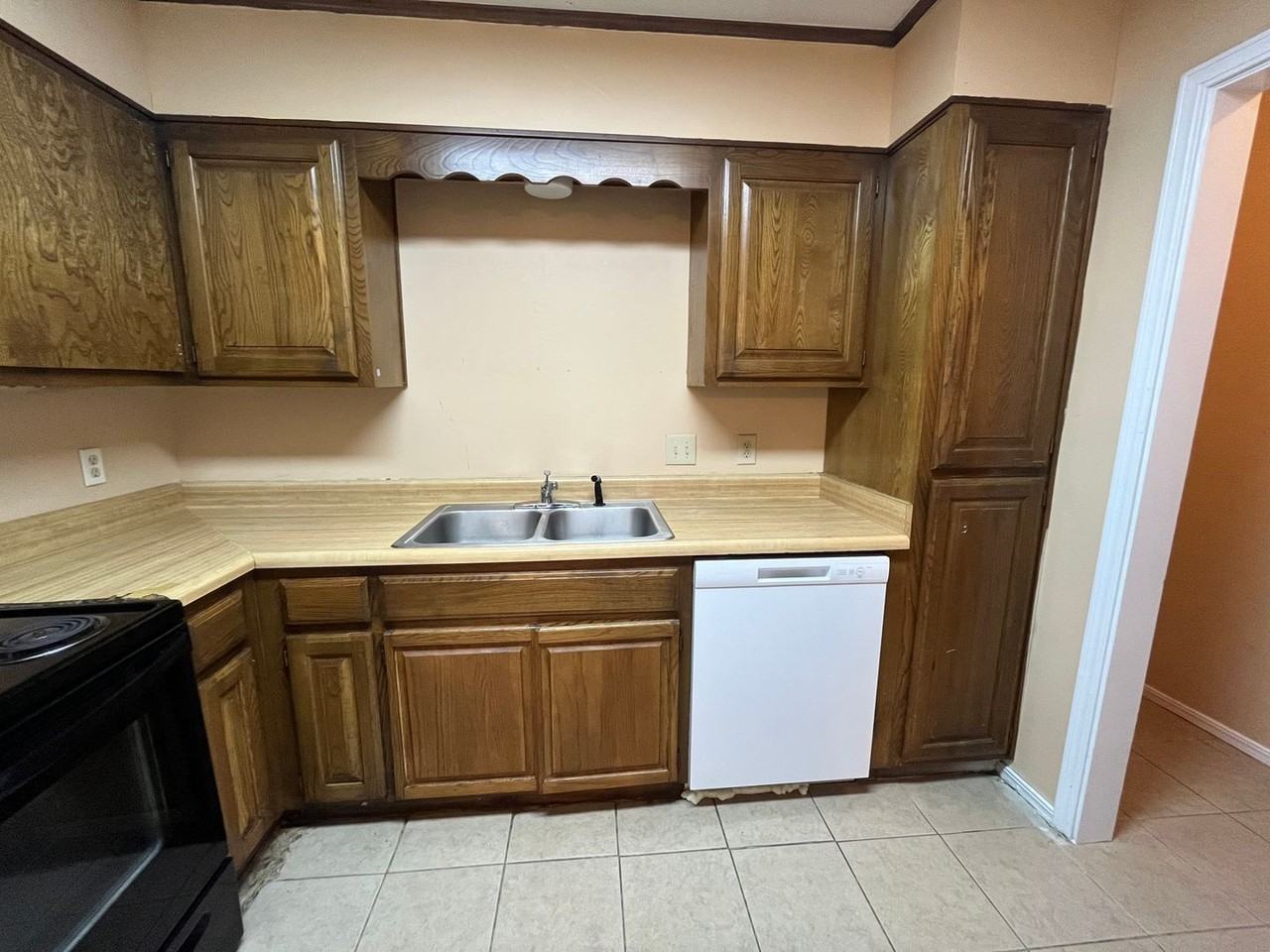 1402 W Lansing St - Photo 7 of 24