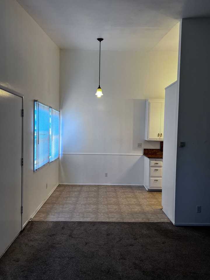 732 Sidonia Ave - Photo 4 of 9