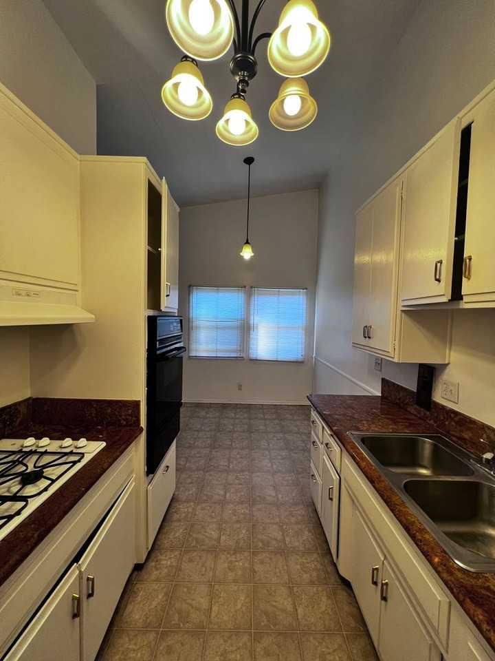 732 Sidonia Ave - Photo 3 of 9