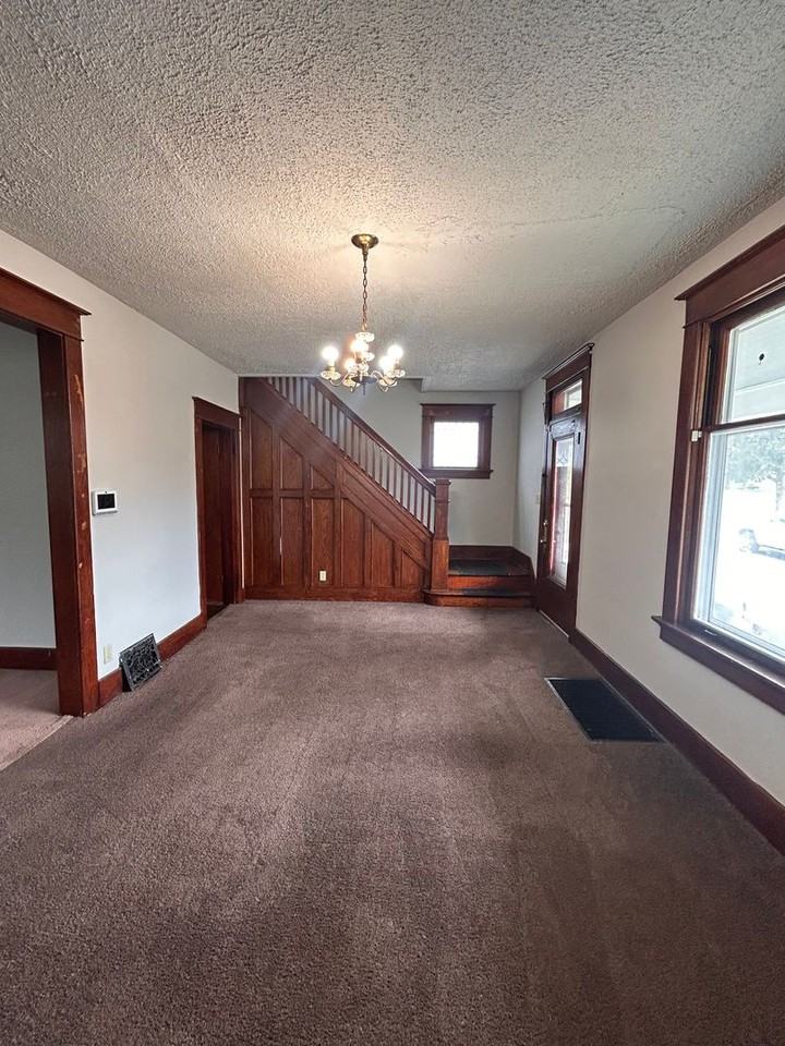 434 Rose Ln - Photo 2 of 8