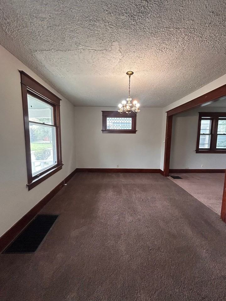 434 Rose Ln - Photo 3 of 8