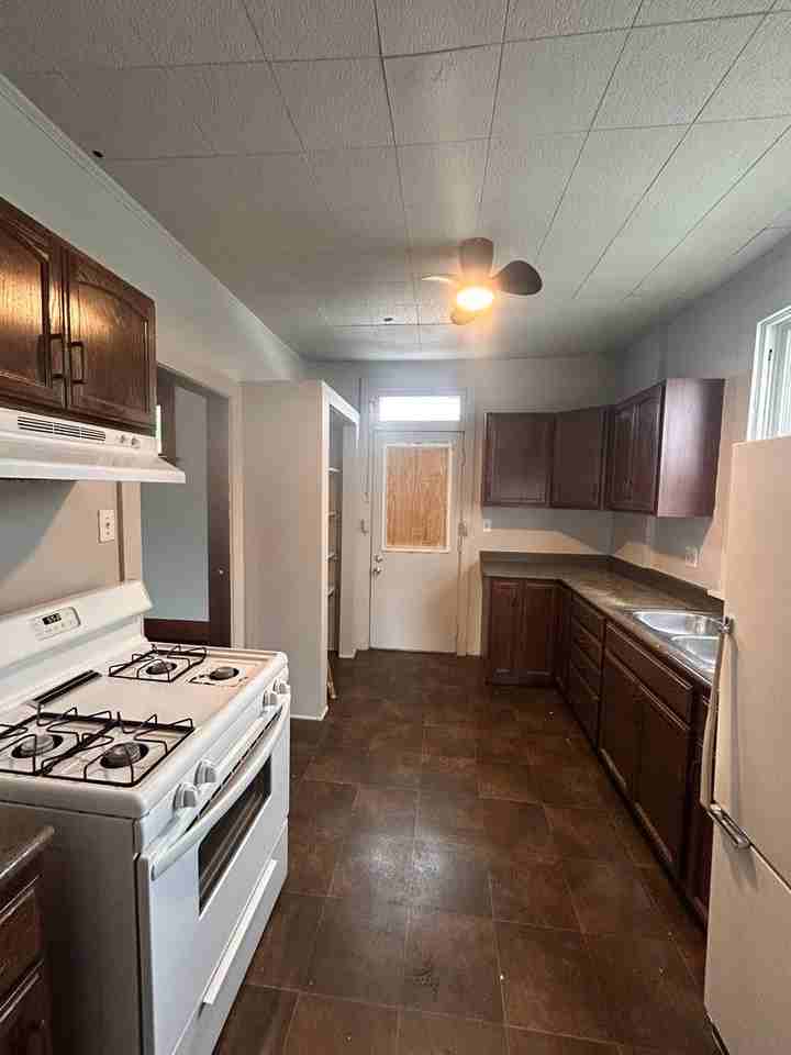 434 Rose Ln - Photo 4 of 8