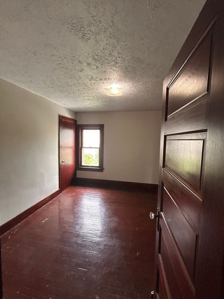 434 Rose Ln - Photo 6 of 8