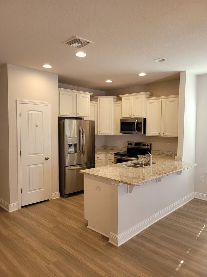 1933 Pointe Dr - Photo 4 of 17