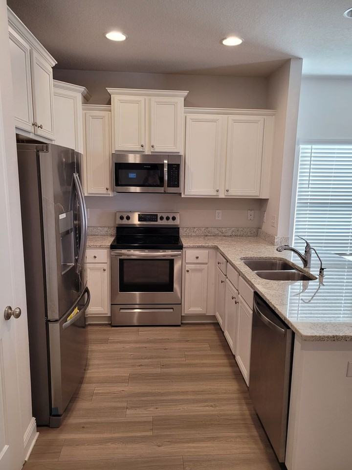 1933 Pointe Dr - Photo 5 of 17