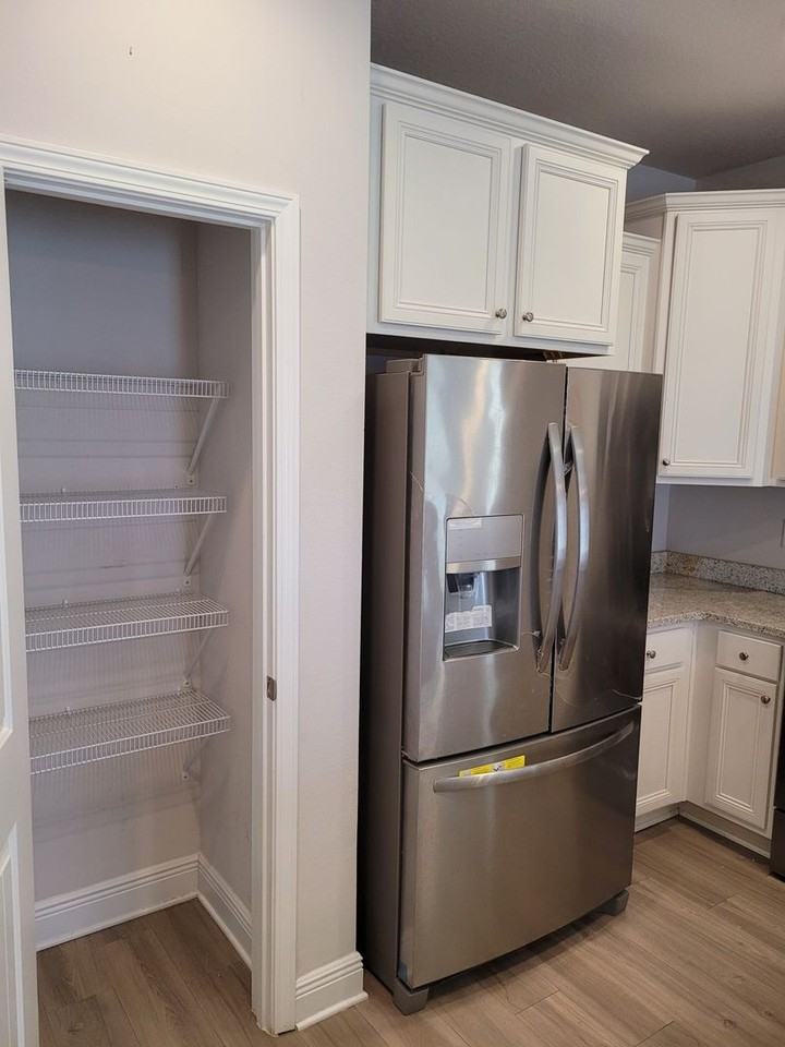 1933 Pointe Dr - Photo 6 of 17