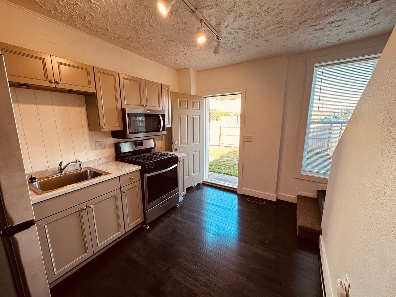 214 W Hope Ave - Photo 2 of 9