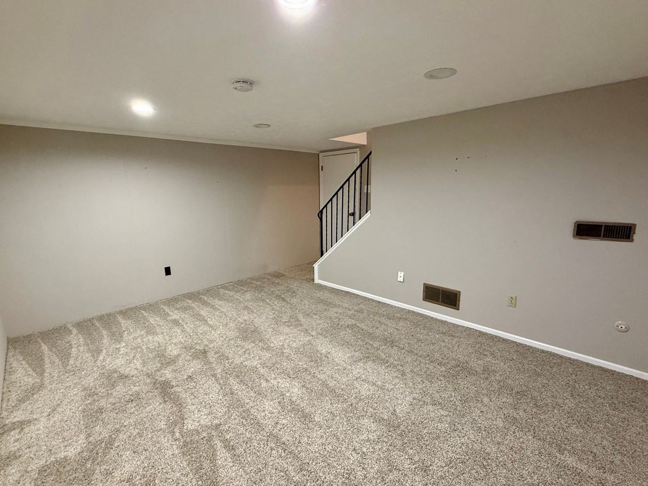230 Nottingham Ct - Photo 4 of 8
