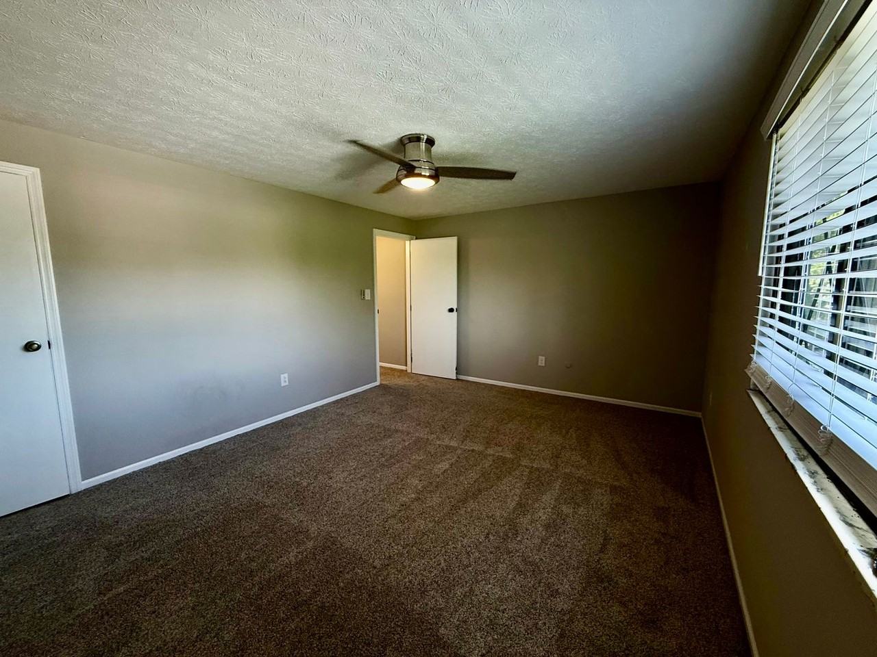 230 Nottingham Ct - Photo 7 of 8