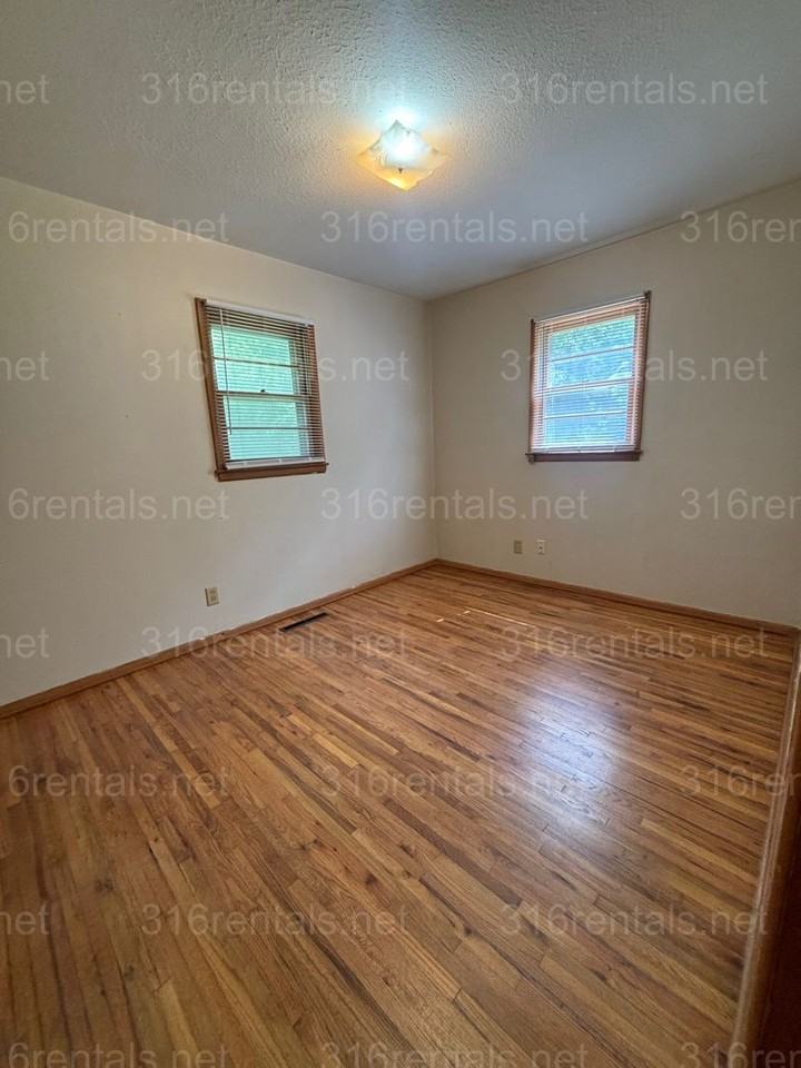 1704 Lawndale Ave - Photo 2 of 9