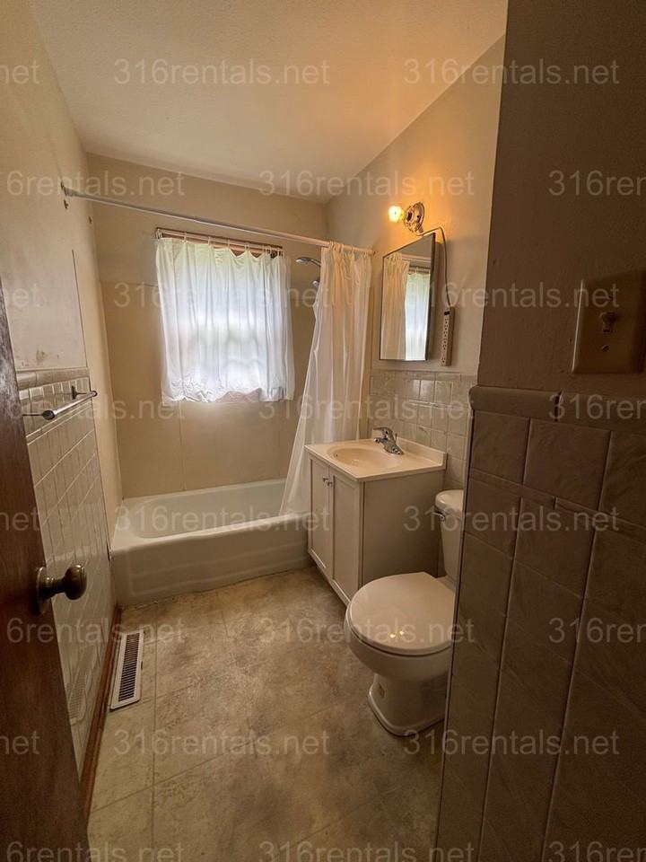 1704 Lawndale Ave - Photo 3 of 9