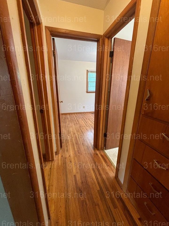 1704 Lawndale Ave - Photo 4 of 9