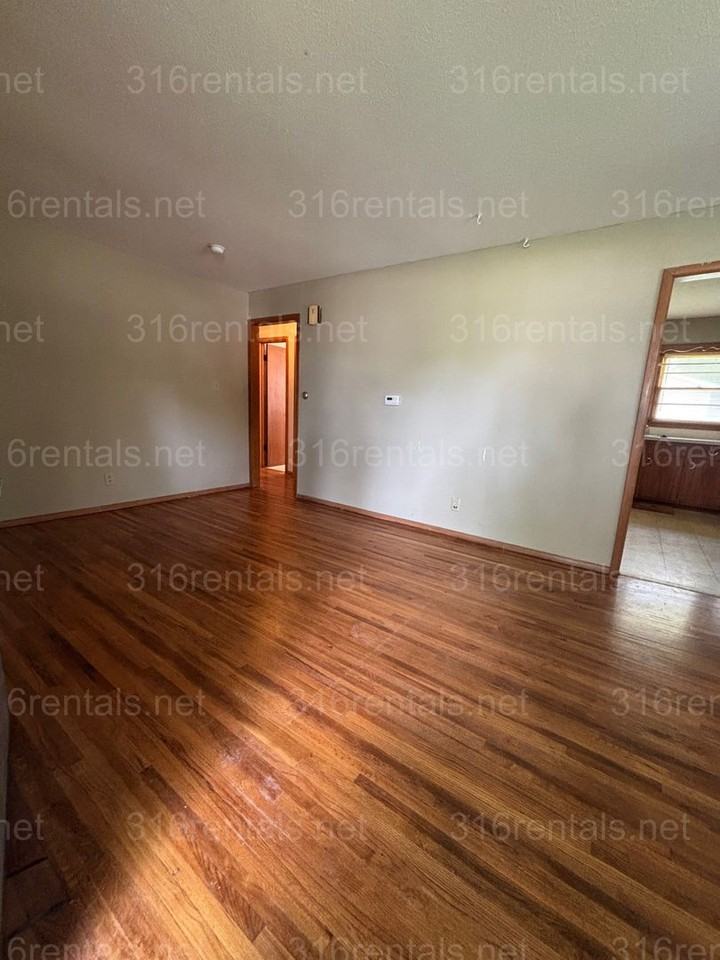 1704 Lawndale Ave - Photo 7 of 9