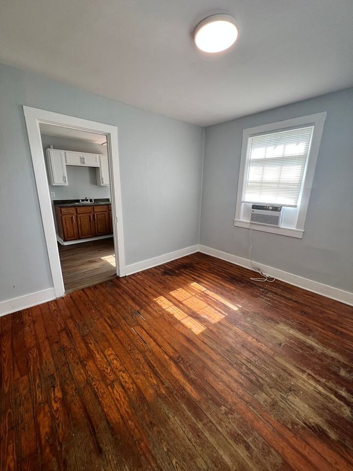 1105 Berry St - Photo 3 of 12