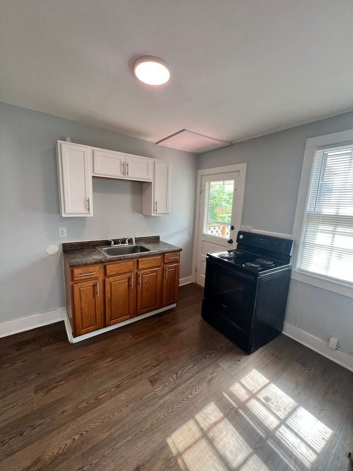 1105 Berry St - Photo 4 of 12
