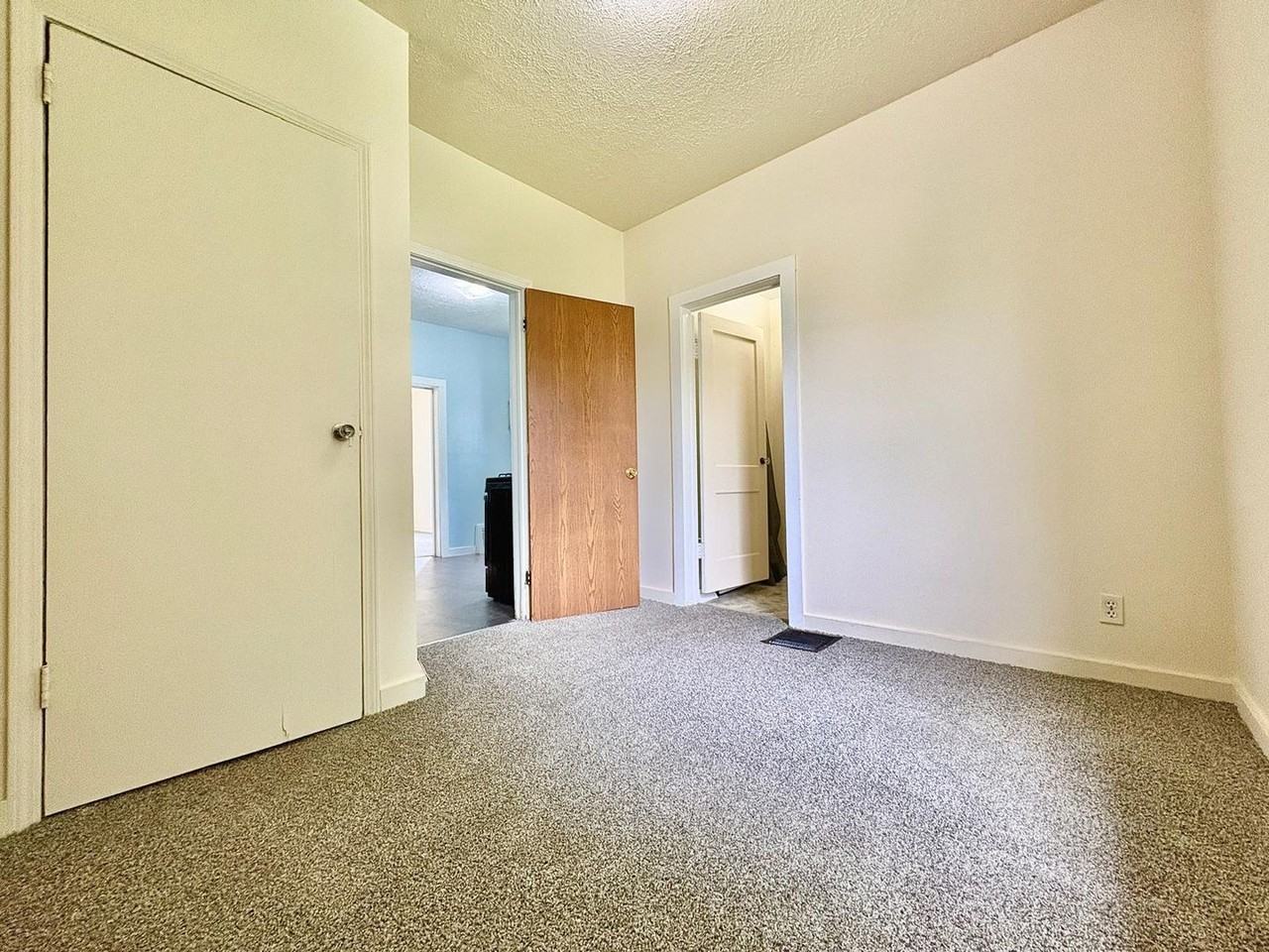 1515 Miami St - Photo 3 of 6