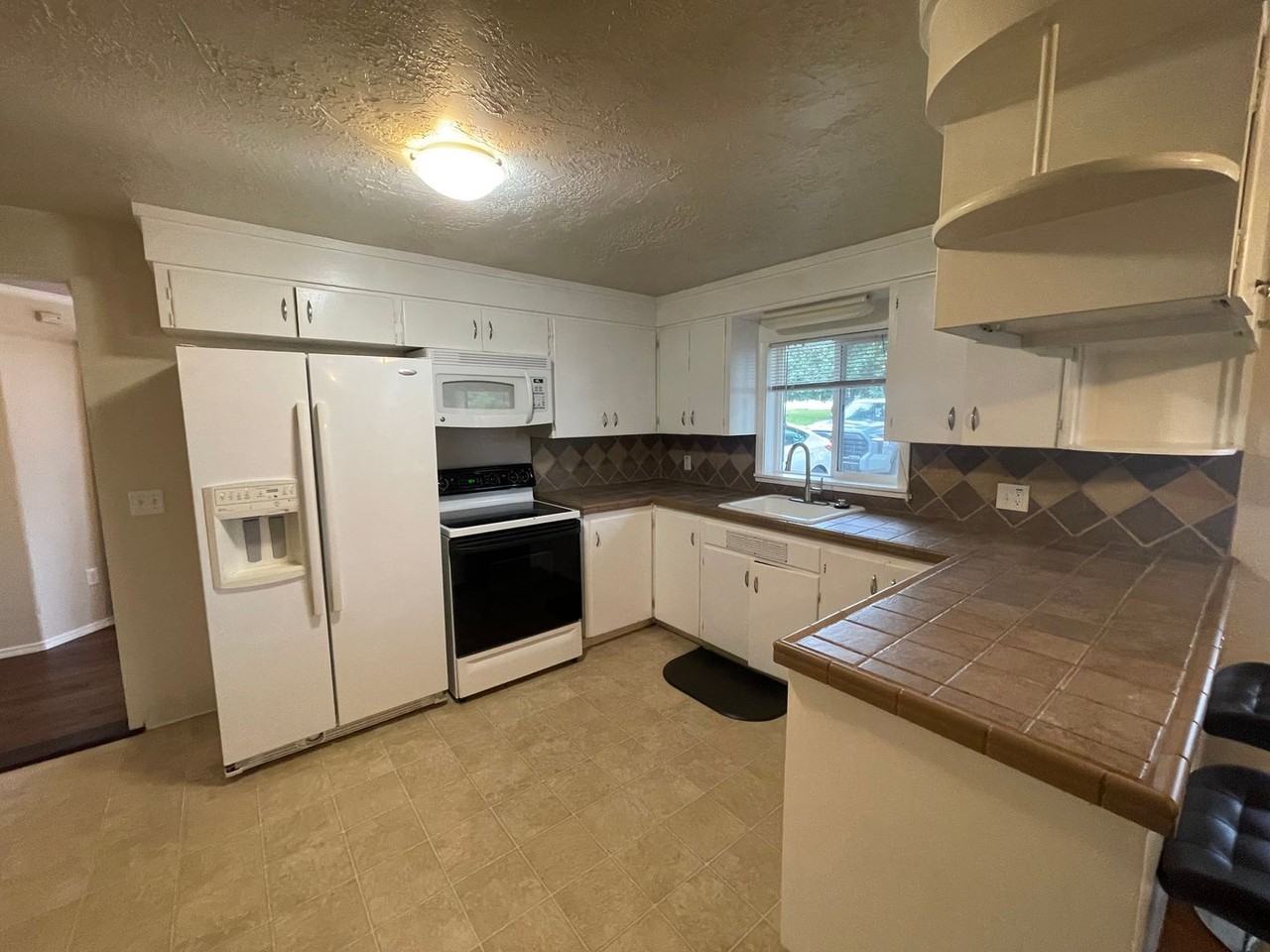1546 Ne 5th Ave - Photo 5 of 12