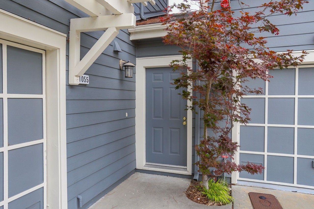 1055 Hull Ln - Photo 2 of 45