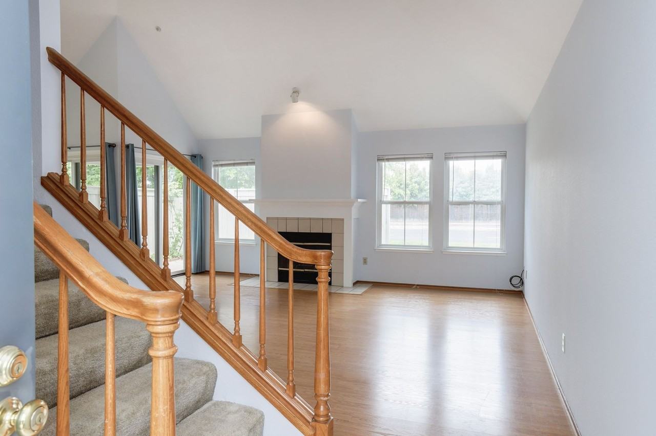 1055 Hull Ln - Photo 3 of 45