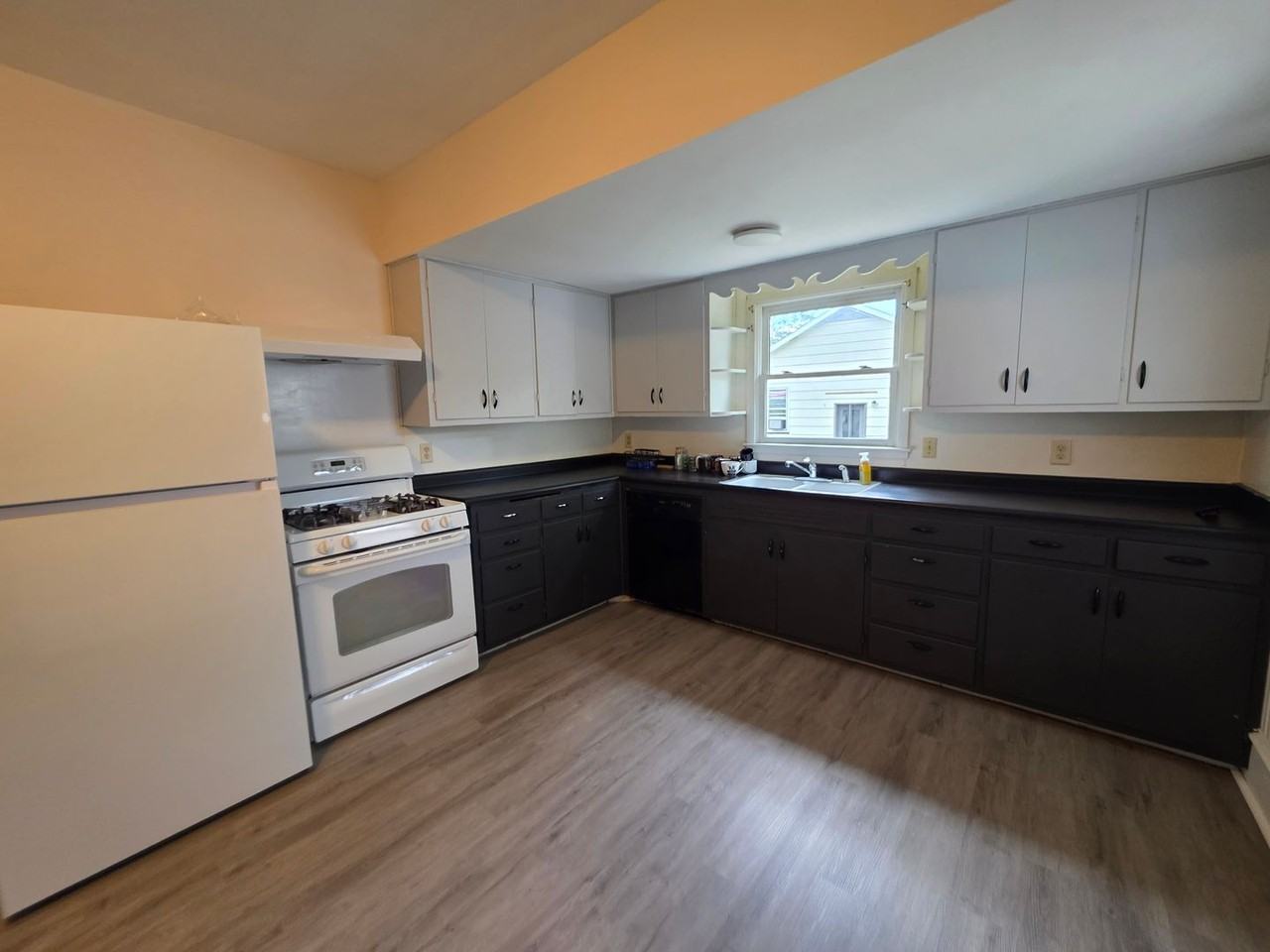 440 8th Ave N - Photo 3 of 26