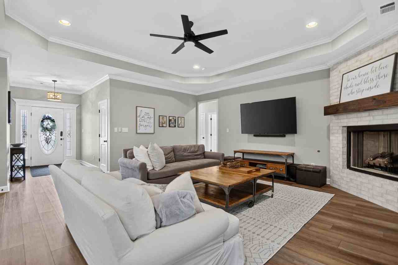 9025 Wooddale Dr - Photo 3 of 24