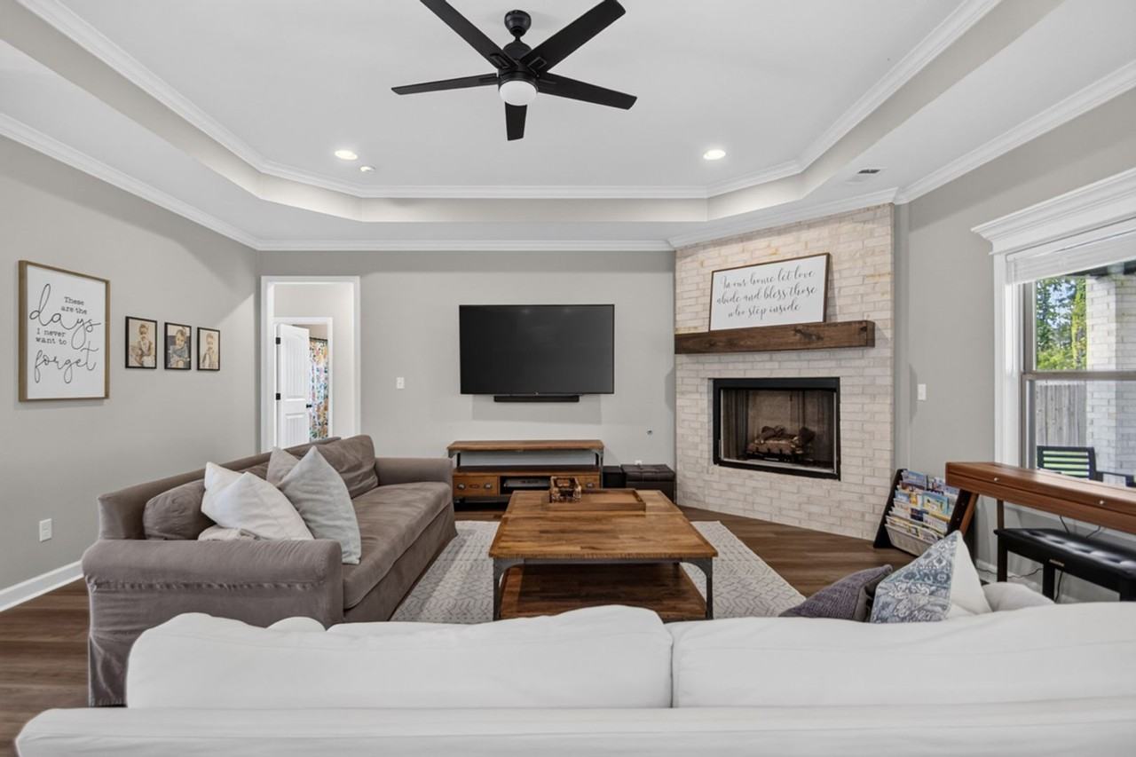 9025 Wooddale Dr - Photo 4 of 24