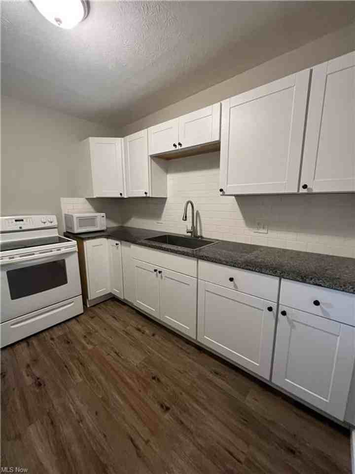 454 Kling St - Photo 5 of 15