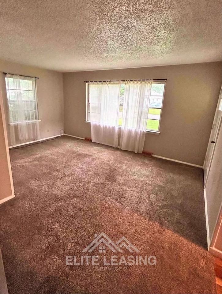 2404 Sw Plass Ave - Photo 2 of 7