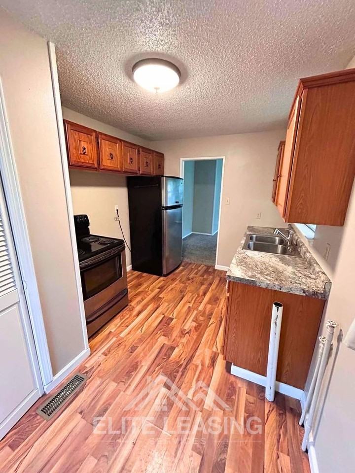 2404 Sw Plass Ave - Photo 3 of 7