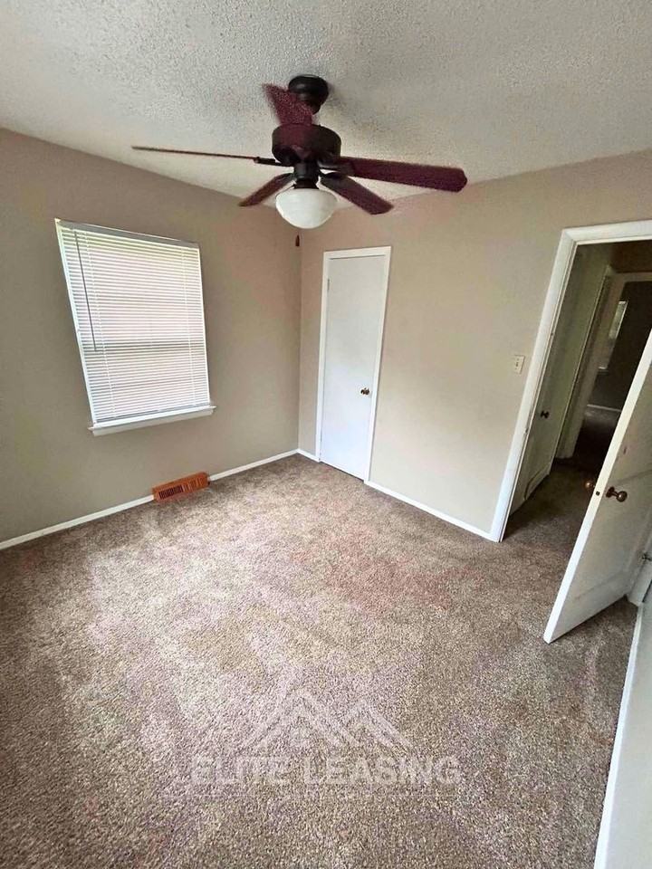 2404 Sw Plass Ave - Photo 4 of 7