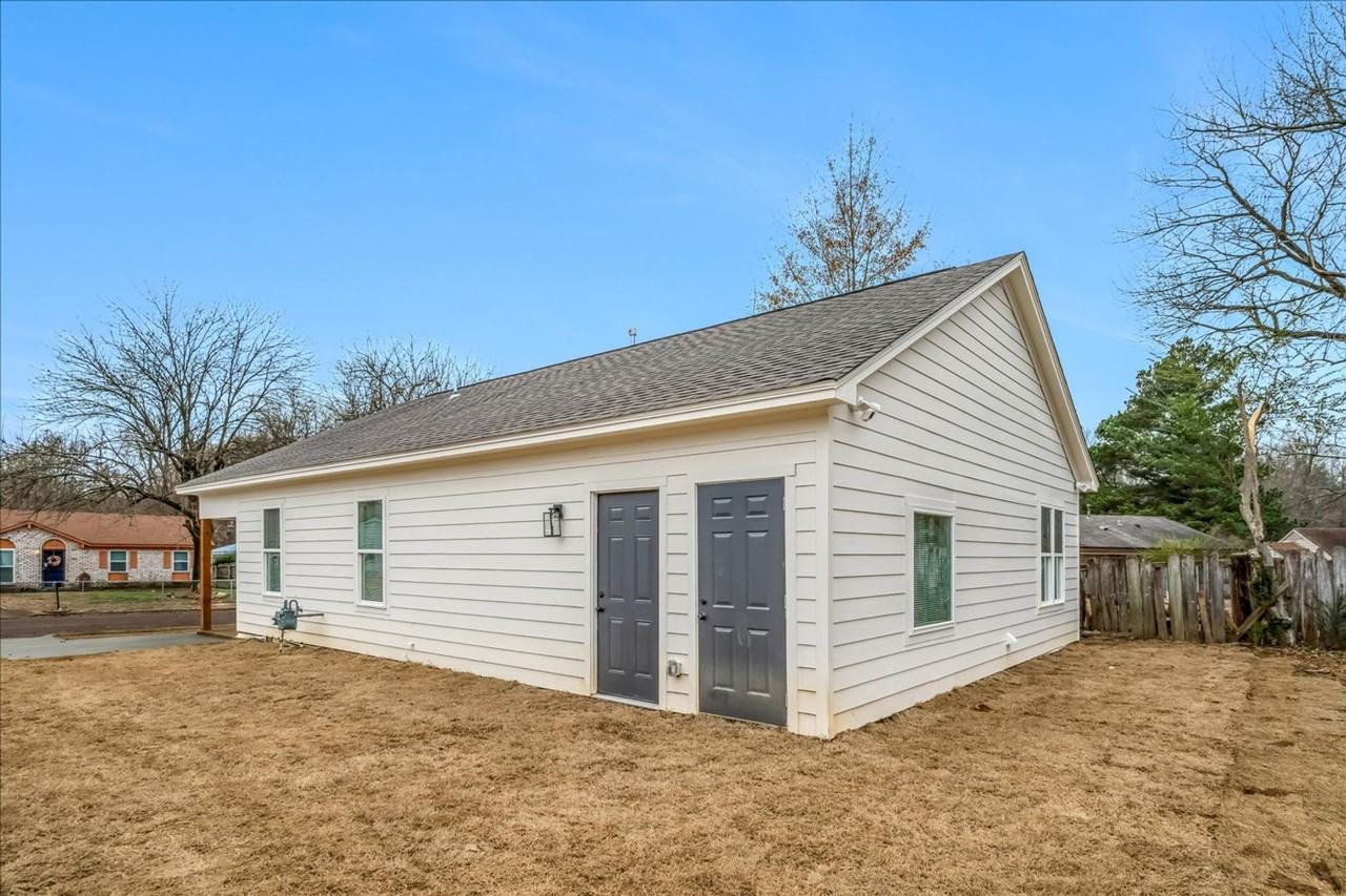 2923 Lake Park Rd - Photo 2 of 33