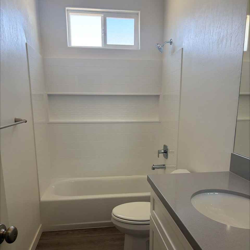 211 H St - Photo 4 of 18