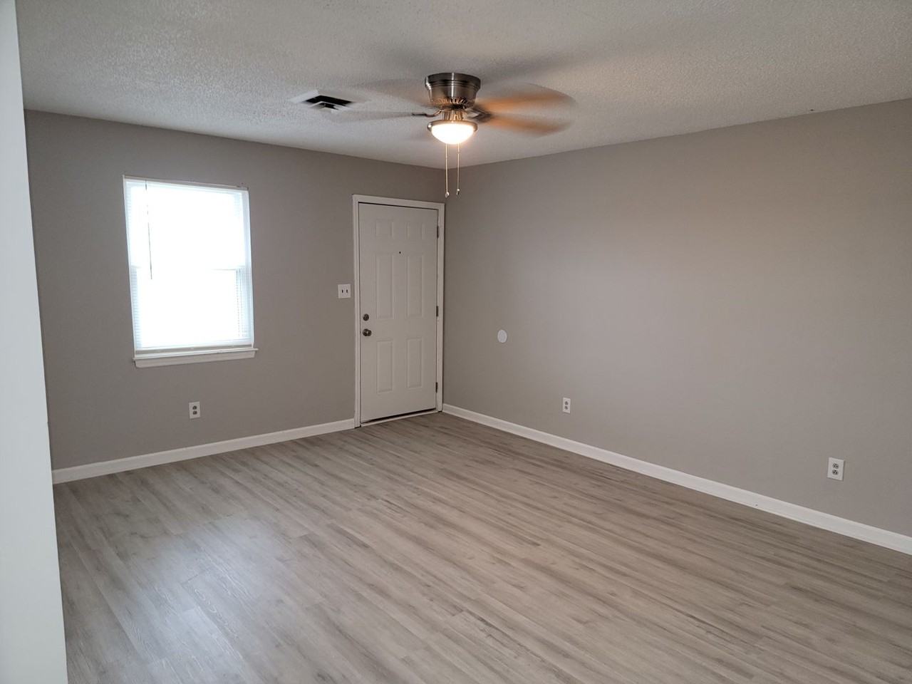 442 9th St Se - Photo 5 of 6