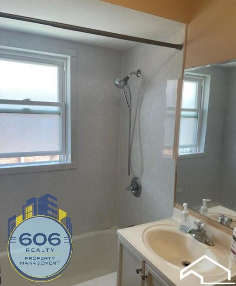 3112 Calwagner St Apt 2w - Photo 6 of 8